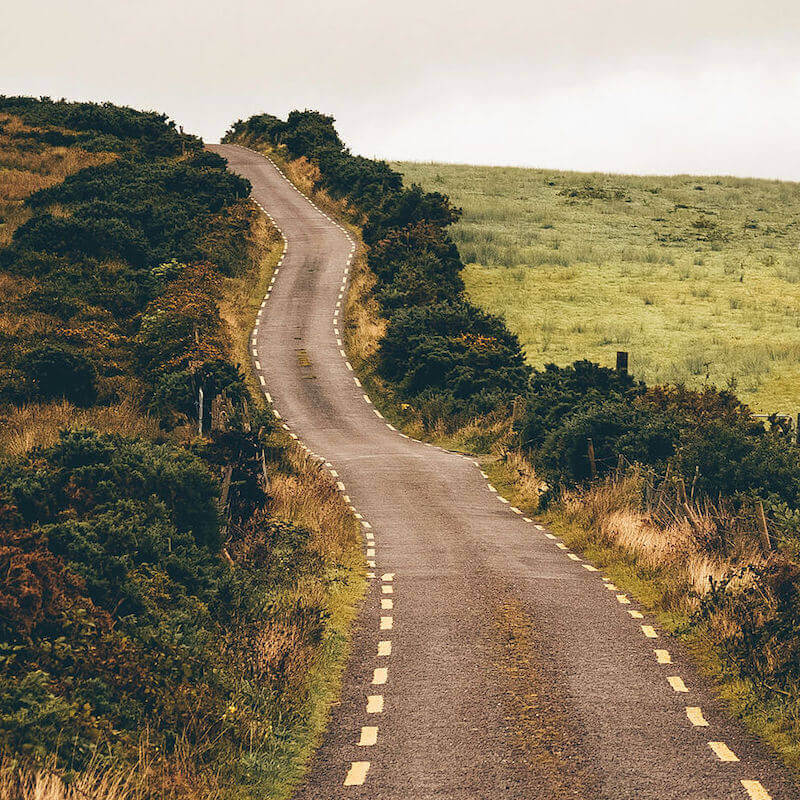 strada in Irlanda in un paesaggio rurale