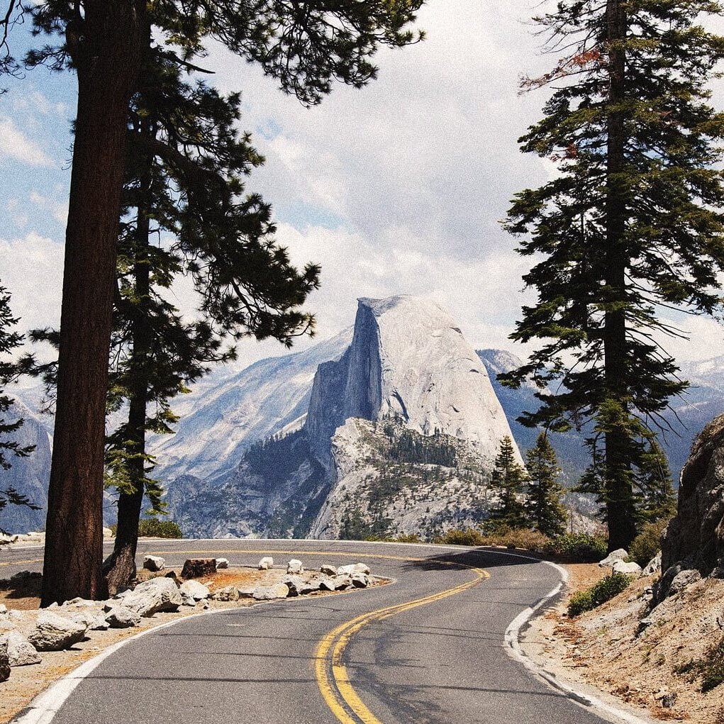 Route dans le parc national de Yosemite avec montagnes